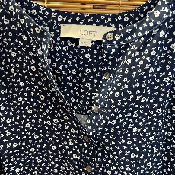 LOFT Medium (M) Navy Blue and White Flowers Sleeveless - Picture 4 of 5